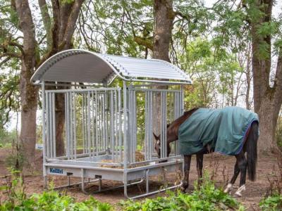 Kellfri FEEDER WITH GRILLE GATE FOR HORSES, 12 OPENINGS
