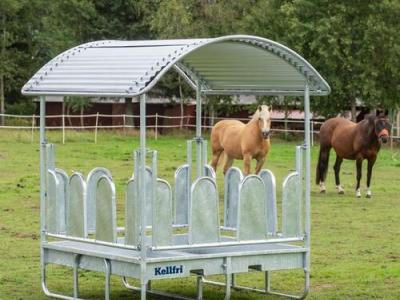 Kellfri FEEDER WITH ROOF AND COVERED TOMBSTONE RAILINGS FOR HORSES